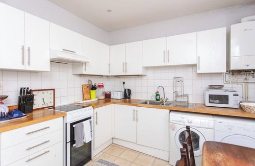 Elephant and Castle Apartment | Delightful 2BD Flat with Patio, Elephant & Castle