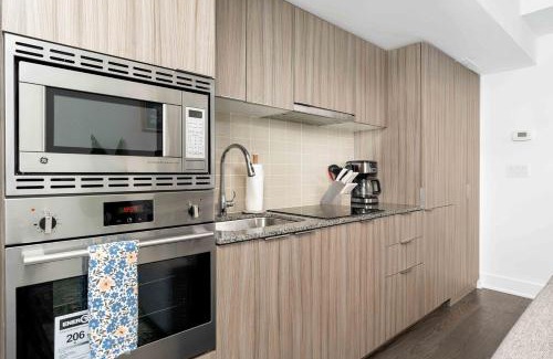 Bay Cloverhill Apartment | Delightful Condo Beside U of T - Sleeps 3