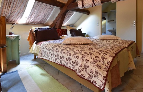 Onlay House | Delightful Holiday Home in Onlay (nievre) with Fenced Garden