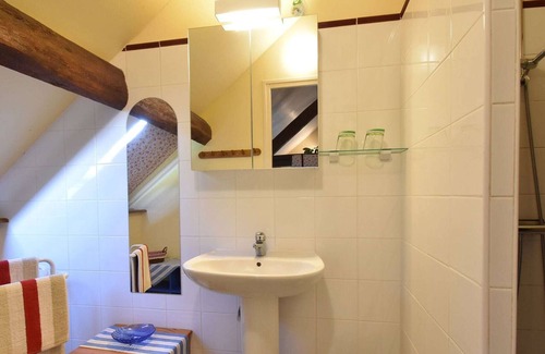 Onlay House | Delightful Holiday Home in Onlay (nievre) with Fenced Garden