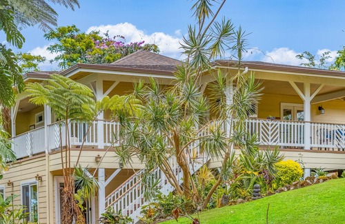 Holualoa House | Delightful island escape w/furnished deck, hot tub, ocean views, & kitchenette