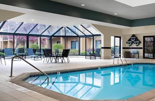 Overland Park House | Delightful King Rm near Johnson County Museum!