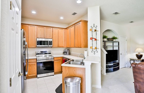 Trafalgar Village House | Delightful lakefront townhome with pool, volleyball, fast WiFi & AC