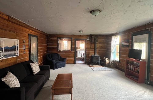 Walden House | Delightful little gingerbread 4-bedroom house with WiFi in Walden