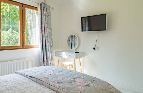 Doddington House | Delightful lodge located in the middle of Sharsted Wood near Canterbury with a pool!