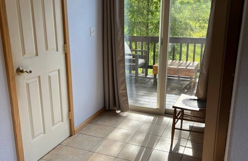 Redway Apartment | Delightful off grid studio with beautiful mountain views