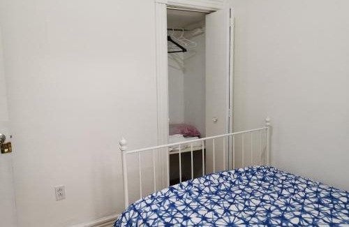 Ville-Emard House | Delightful room near Metro Monk station with Self Check-in