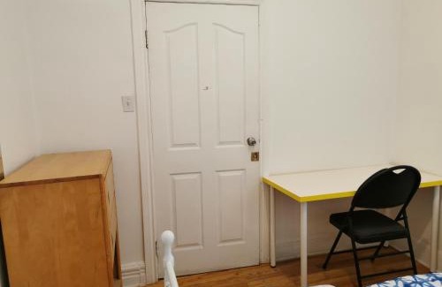 Ville-Emard House | Delightful room near Metro Monk station with Self Check-in