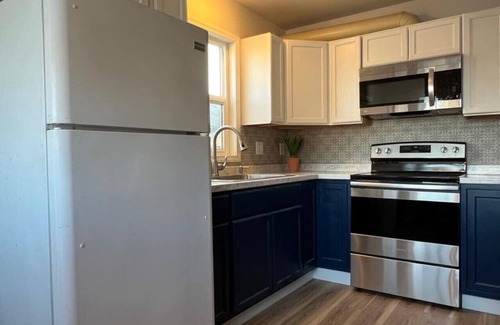 Fairview Apartment | Delightful Sleek Modern 2 Bed 1 Bath apt