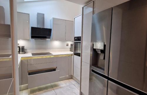 Farnworth Apartment | Delightful & Spacious Guest House in Farnworth Near Bolton Hospital