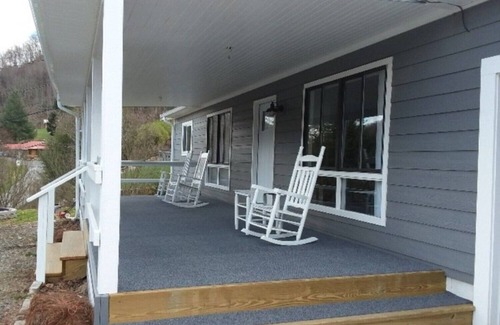 Maggie Valley Cottage | Delightful sparkling clean bungalow In fabulous Maggie Valley North Carolina.