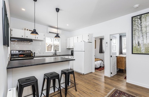 Val-des-Monts Cottage | Deligthful, Cozy Waterside Getaway