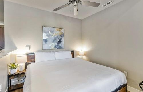 Downtown Salt Lake City Apartment | Delta and Salt Palace King Bed Golf Simulator Gym