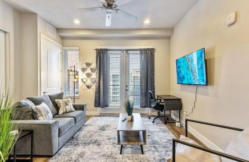 Downtown Salt Lake City Apartment | Delta and Salt Palace King Bed Golf Simulator Gym