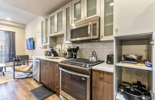 Downtown Salt Lake City Apartment | Delta and Salt Palace King Bed Golf Simulator Gym