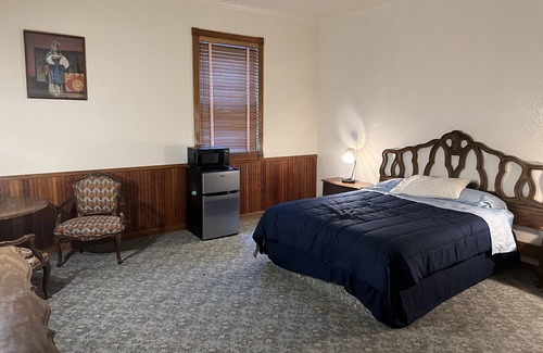 Isleton Hotel | Delta Queen Lodge Bar Restaurant