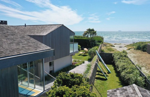 Chichester House | Delta · Vegan Seafront Retreat in West Wittering, Vegan Retreat with Yoga Studio in West Wittering