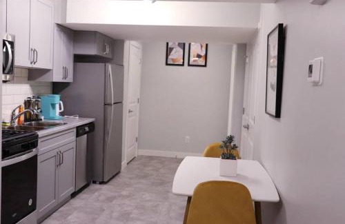 Southwest Edmonton House | Deluxe 2 bedroom suite with*Netflix/Cable/Prime