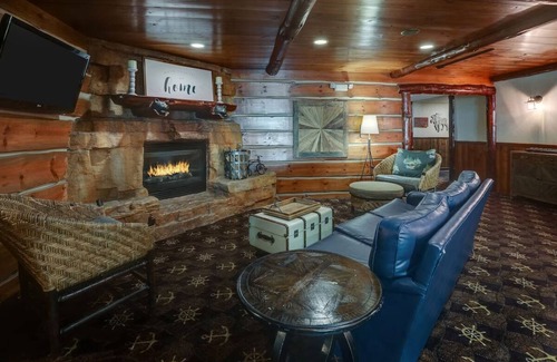 Sunnyland Hotel | Deluxe 2 Double Beds in Stoney Creek Peoria! Free Breakfast Stay by the I-74