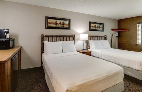 Johnston Hotel | Deluxe 2 Double in Stoney Creek Johnston, Heated Indoor/Outdoor Pool | 4 Units