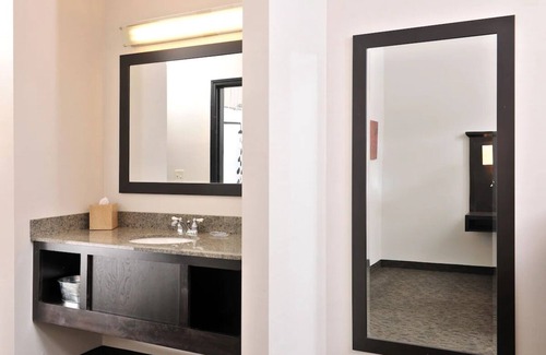 Independence Hotel | Deluxe 2 Queen, Complimentary hot breakfast, Stoney Creek Kansas City