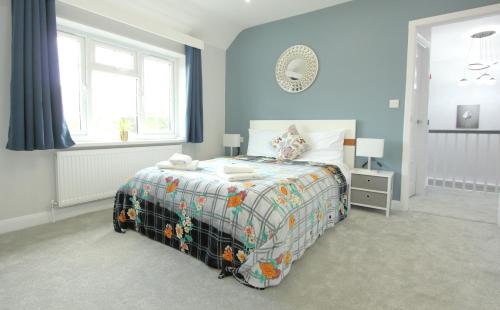 Earley House | Deluxe 3 Bedroom 2 Bath House &Parking by CozyNest