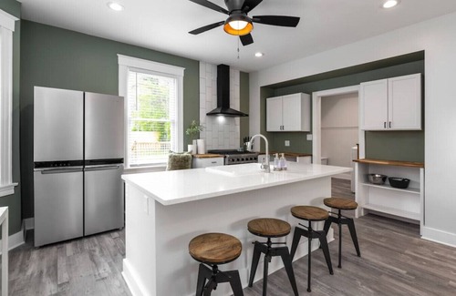 Mount Auburn House | Deluxe 4-Bedroom w Huge Deck 3-Min to Downtown!
