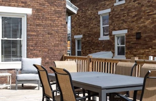 Mount Auburn House | Deluxe 4-Bedroom w Huge Deck 3-Min to Downtown!