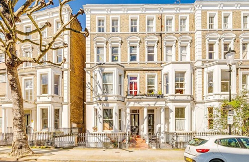 West Kensington Apartment | Deluxe Bedding, Garden Views - 3min Walk to Tube Station