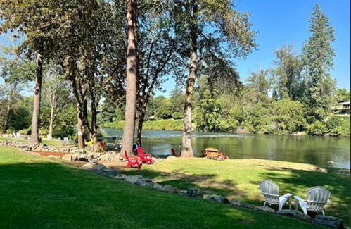Fruitdale Apartment | Deluxe Cabin 5 - Rogue River Resort