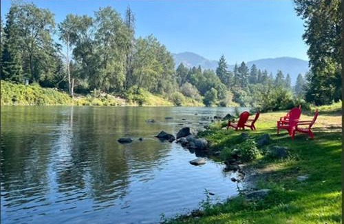 Fruitdale Apartment | Deluxe Cabin 5 - Rogue River Resort