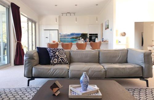 Gulf Harbour House | Deluxe Coastal Home & Award-winning Golf