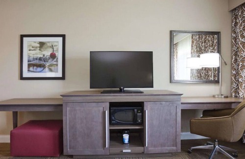 Roseville House | Deluxe & Cozy Room! An Oasis of Comfort & Elegance