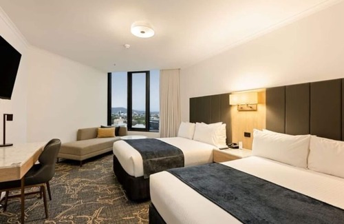 Spring Hill Hotel | Deluxe Double Bed w balcony in Brisbane with WiFi