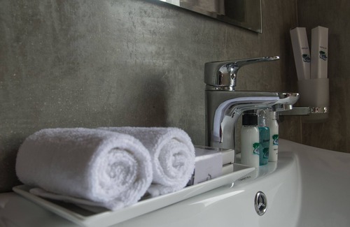 Pathahewaheta Bed & Breakfast | DELUXE DOUBLE ROOM 02 by Kandy Victoria Eco Resort "Overlooking Victoria Lake"