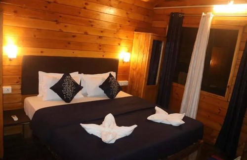 Agonda House | Deluxe Double Room with Side Sea View