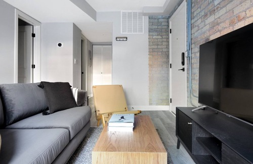 Edgewater Apartment | Deluxe Edgewater 1BR w/ patio, W/D, 2 blocks to lakefront, by Blueground