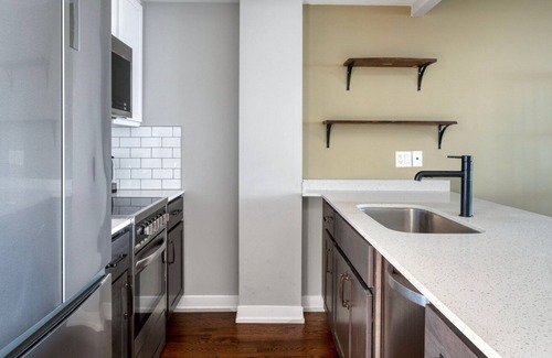 Edgewater Beach Apartment | Deluxe Edgewater 2BR w/ W/D, nr dining & shops, by Blueground