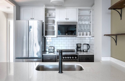 Edgewater Beach Apartment | Deluxe Edgewater 2BR w/ W/D, nr dining & shops, by Blueground