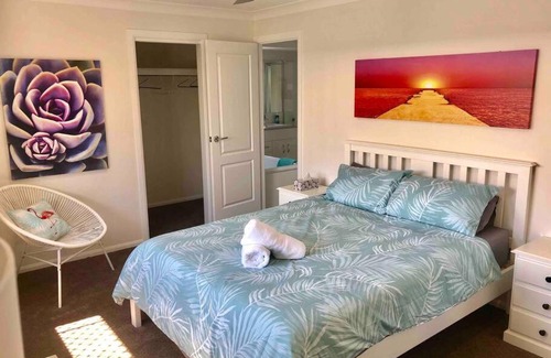 Yamba House | DELUXE Escape! Central, NEW & Spacious 3 Bed