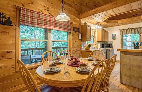 Helen Cabin | Deluxe Family Cabin | 26ft Wood Ceilings | Hot Tub | Game Room | PET FRIENDLY