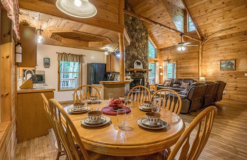Helen Cabin | Deluxe Family Cabin | 26ft Wood Ceilings | Hot Tub | Game Room | PET FRIENDLY