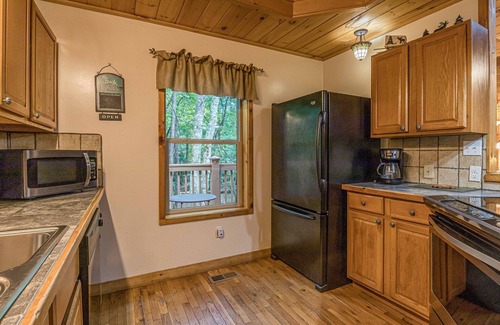 Helen Cabin | Deluxe Family Cabin | 26ft Wood Ceilings | Hot Tub | Game Room | PET FRIENDLY