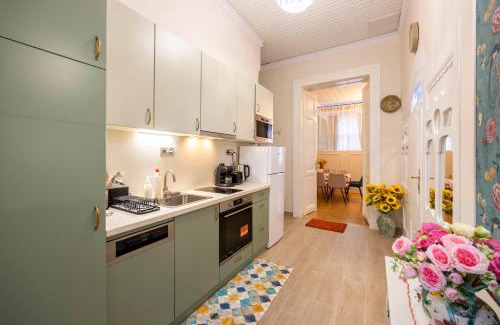 Istvanmezo Apartment | Deluxe Home in Art Nouveau House- with GARAGE