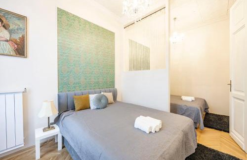 Istvanmezo Apartment | Deluxe Home in Art Nouveau House- with GARAGE