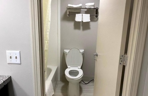 Bedford Hotel | Deluxe Inn by OYO Near Toledo Ohio