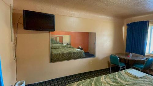 Detroit Hotel | Deluxe Inn Motel