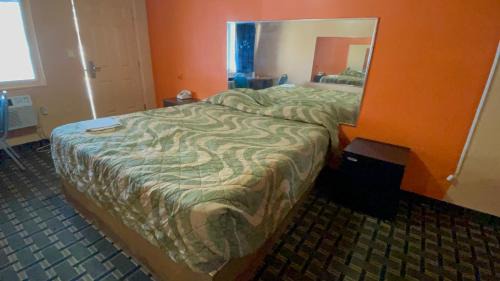 Detroit Hotel | Deluxe Inn Motel