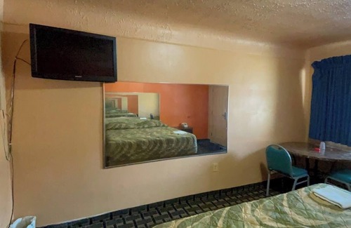 Detroit Hotel | Deluxe Inn Motel