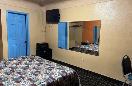 Detroit Hotel | Deluxe Inn Motel